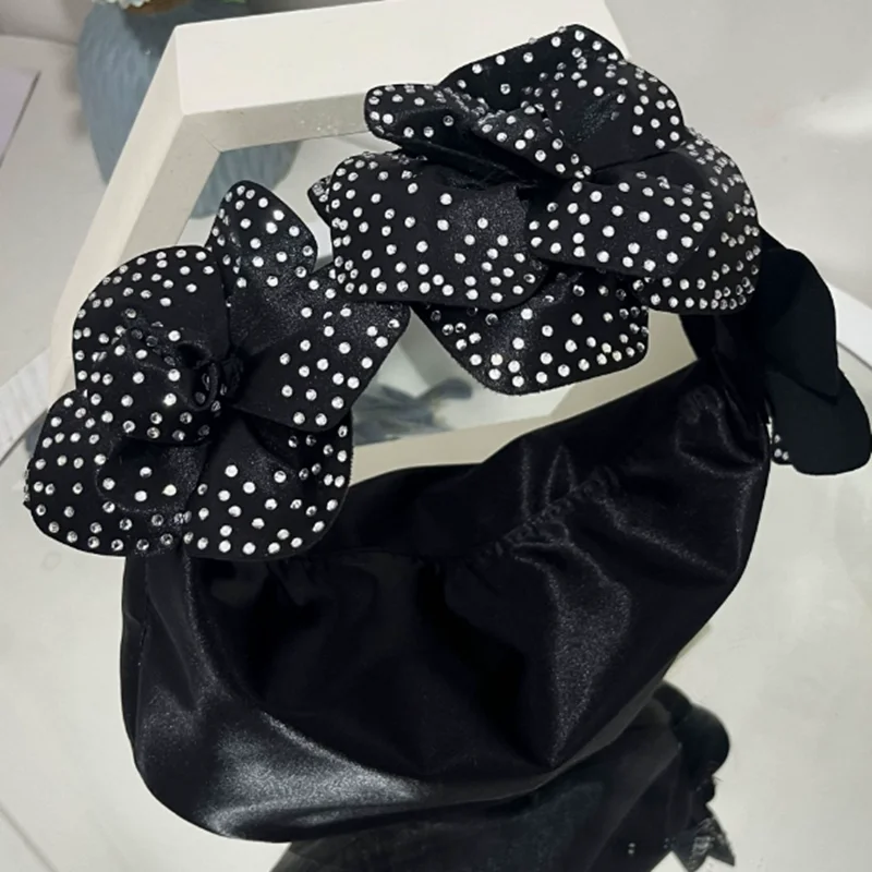 

2025 New women's bag diamond-encrusted three-dimensional flower hand-held crescent underarm bag vintage satin Wedding bag