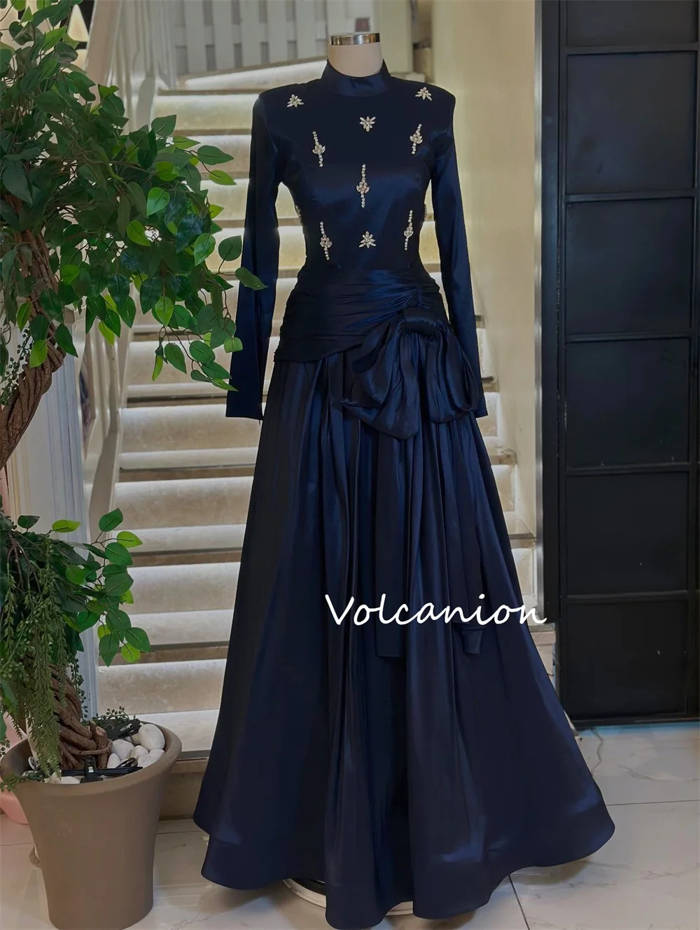 تخصيص البريق Charmeuse الطية البراقة ألف خط الياقة العالية فساتين طويلة مخصصة مناسبة أحجام الحفلات المتاحة