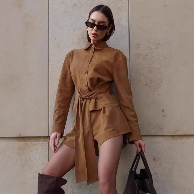 

Винтажные коричневые осенние женские комплекты из 2 предметов, однобортная плиссированная женская куртка на шнуровке с высокой талией, шикарные замшевые шорты для женщин