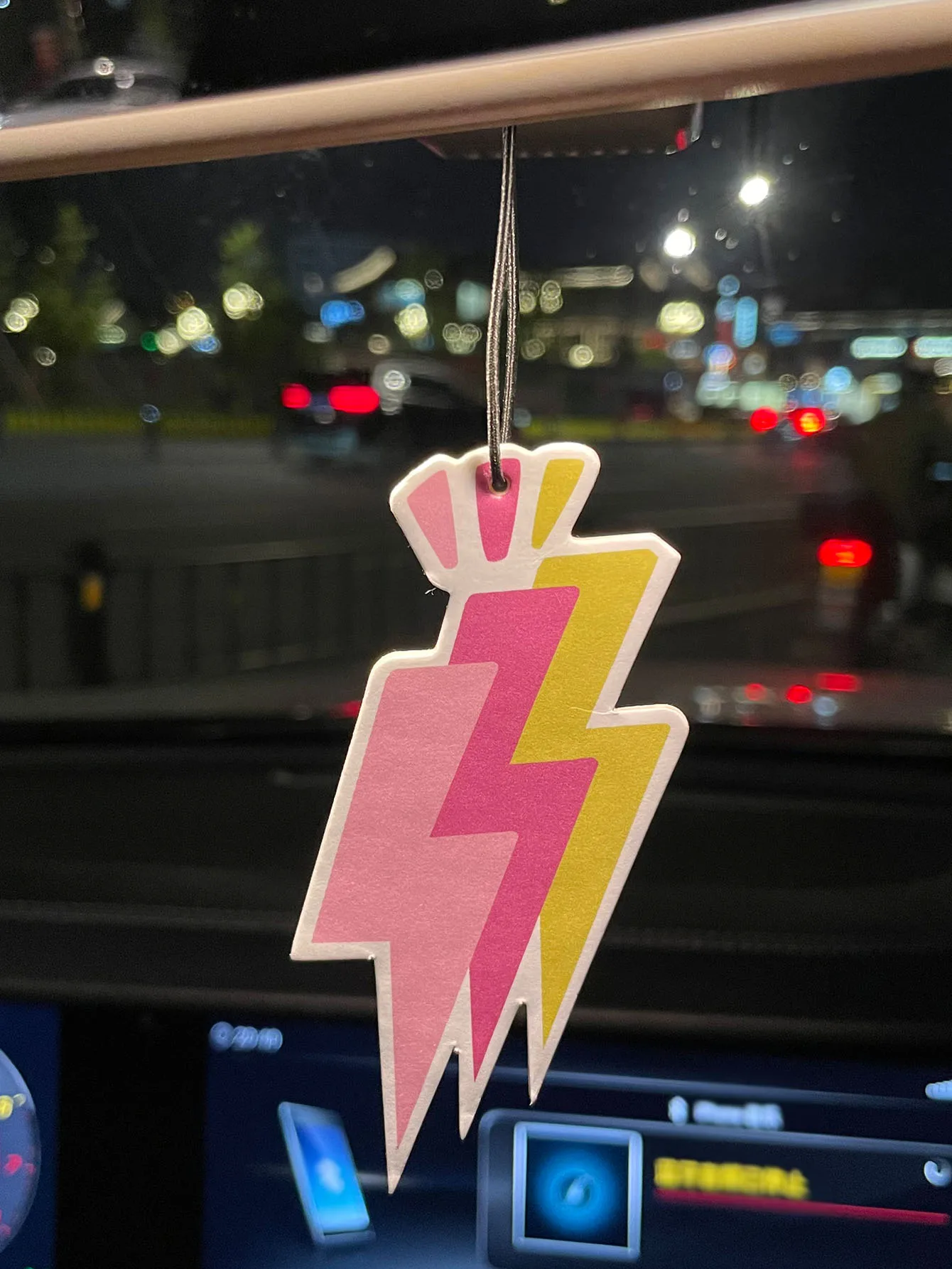 Pink, Yellow, and Three-Color Patchwork Lightning Car Fragrance Card, Retro Y2K Color-Blocking Lightning Car Fragrance Hanger, Plant-Based Natural Extract, Alcohol-Free Fragrance Card, Resistant to High Temperatures an
