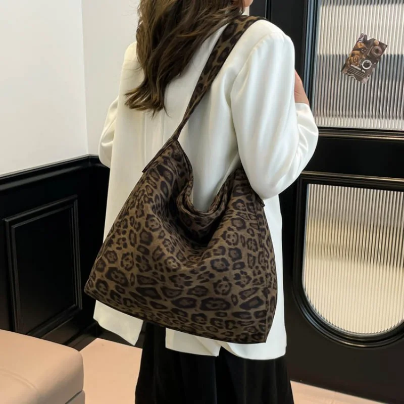 

Luxury Women's Crossbody-Bag Crafted From Plaid Leather Featuring Classic Elegant And High-End Vintage Look​