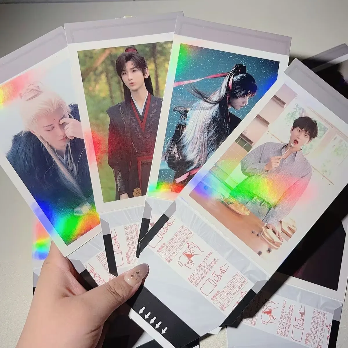 

Cheng Yi tear off film can tear off small cards high looks actor stills,the same creative can tear off greeting cards repeatedly