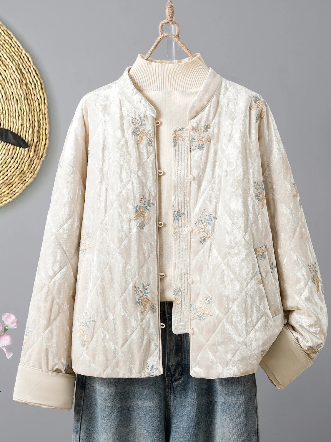 

New Chinese Sle Cotton Jaet Embroidered Small Stand Collar Design Winter Thiened Long Sve Women's Faion Commute