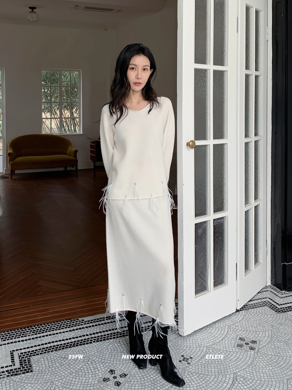 

ETLETE Bla Label Limited Edition: Комплект из двух предметов: шерстяной топ с V-образным вырезом и декором из страусиных перьев, повседневный, свободного кроя, с длинными рукавами.