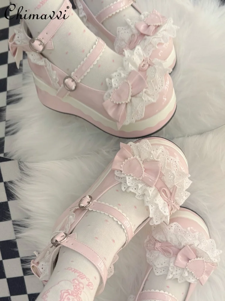 

Японские милые милые туфли на платформе с бантом и куклой, кружевные туфли на толстой подошве, осень 2022, новые элегантные женские туфли-лодочки принцессы на высоком каблуке в стиле каваи