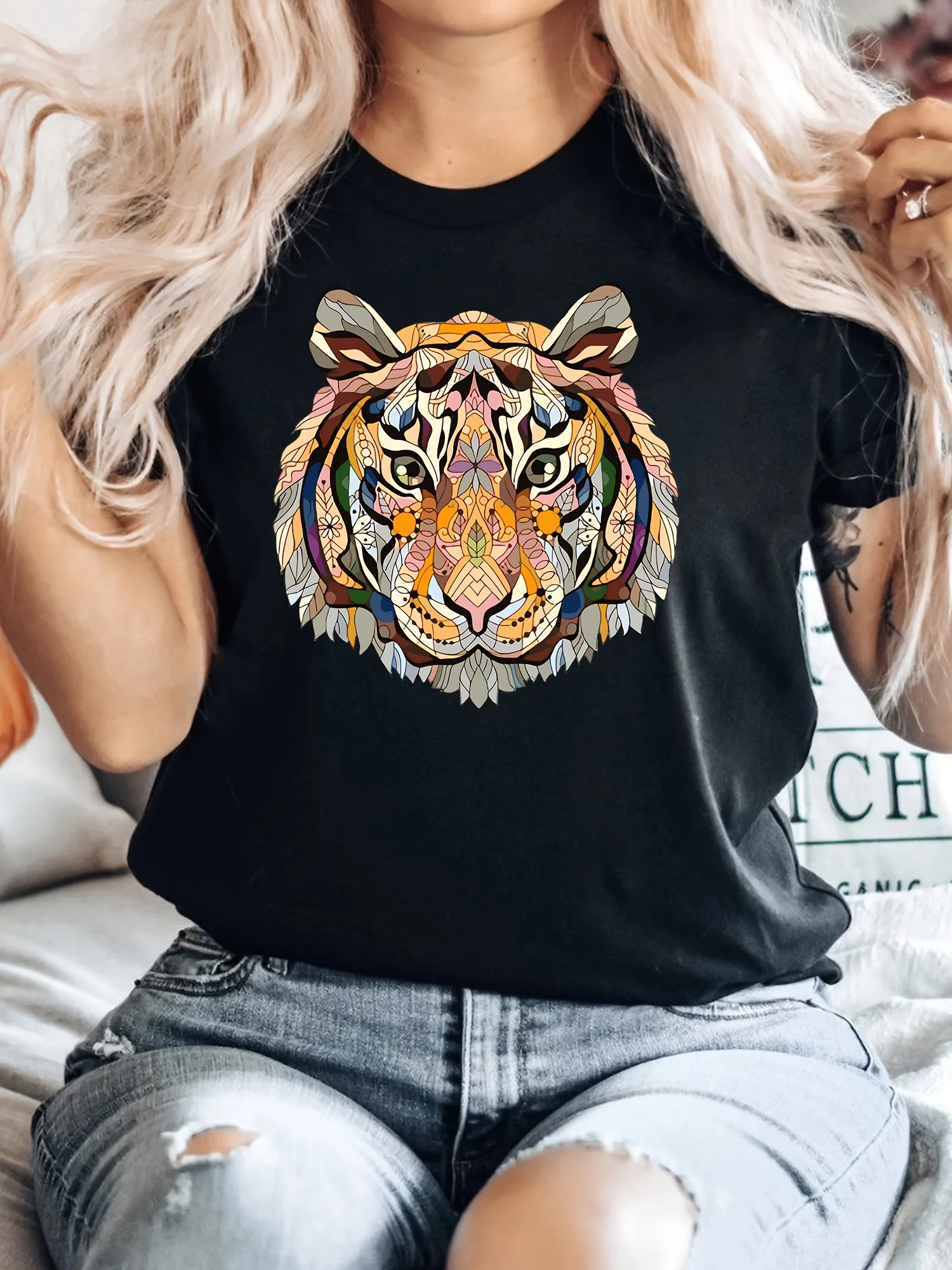 Damska koszulka z krótkim rękawem i żywym nadrukiem głowy tygrysa, luźny krój, okrągły dekolt, oddychająca tkanina, możliwość prania w pralce