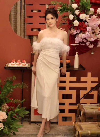 المرأة الخريف مزاجه الجديد الفرنسية مثير مائل الرقبة مأدبة فستان أنيق ريشة الساتان حمالة بلون فساتين السهرة