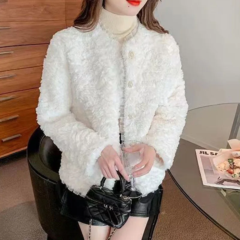 2025 신상 레이스 스플라이스 양털 재킷 여성 가을 겨울 한국 숏 인조 모피 코트 여성 싱글 버튼 화이트 플러피 아우터