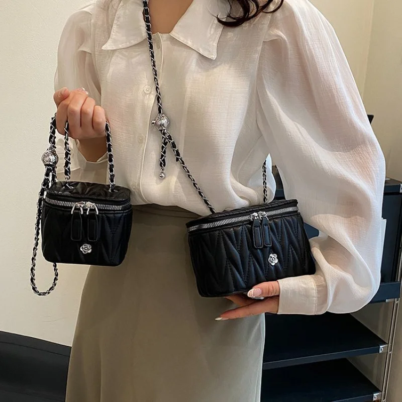 

Sophisticated Women Leather Handbag With Detachable Strap Convertible To Shoulder Bag Or Elegant Clutch