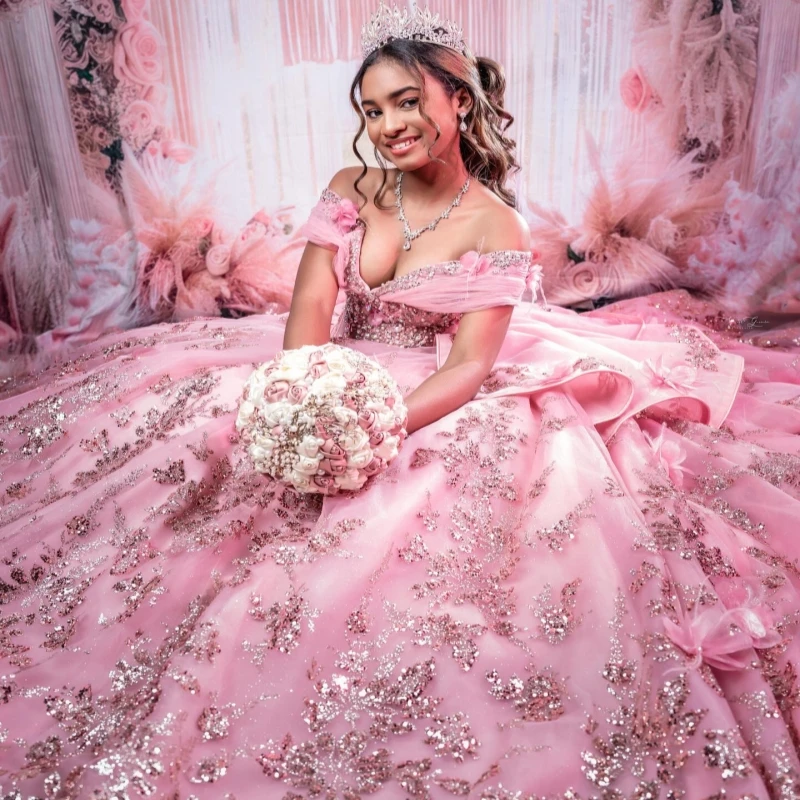 Abito da ballo rosa lucido Abiti Quinceanera con spalle scoperte Applique con paillettes Perline di fiori Tull Festa di compleanno Abito dolce 16 Vestid