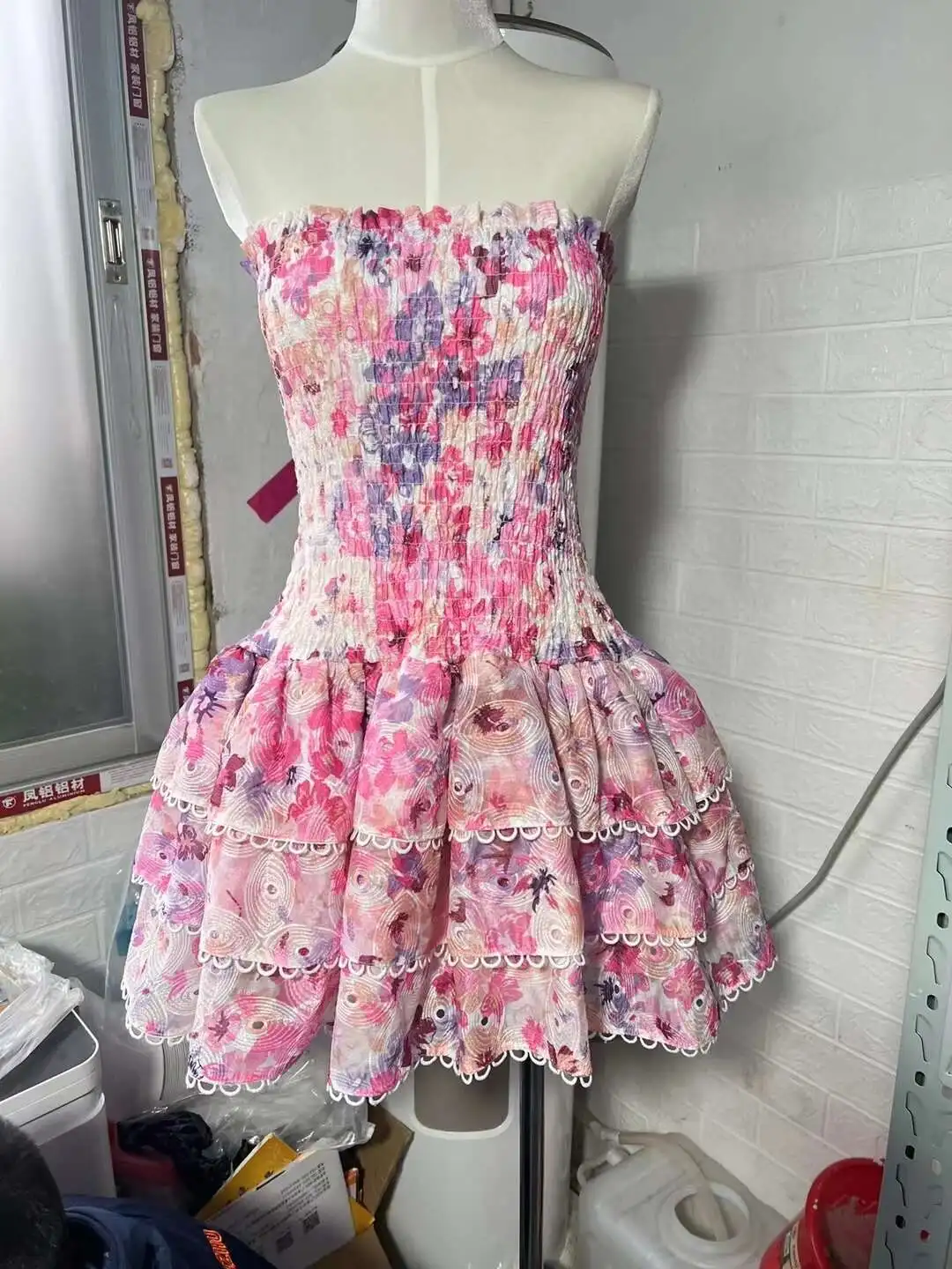 Verano vacaciones Sexy Mini capas volantes pastel Vestidos mujeres Halter ropa de lujo elástico corto Vestidos fiesta graduación bata