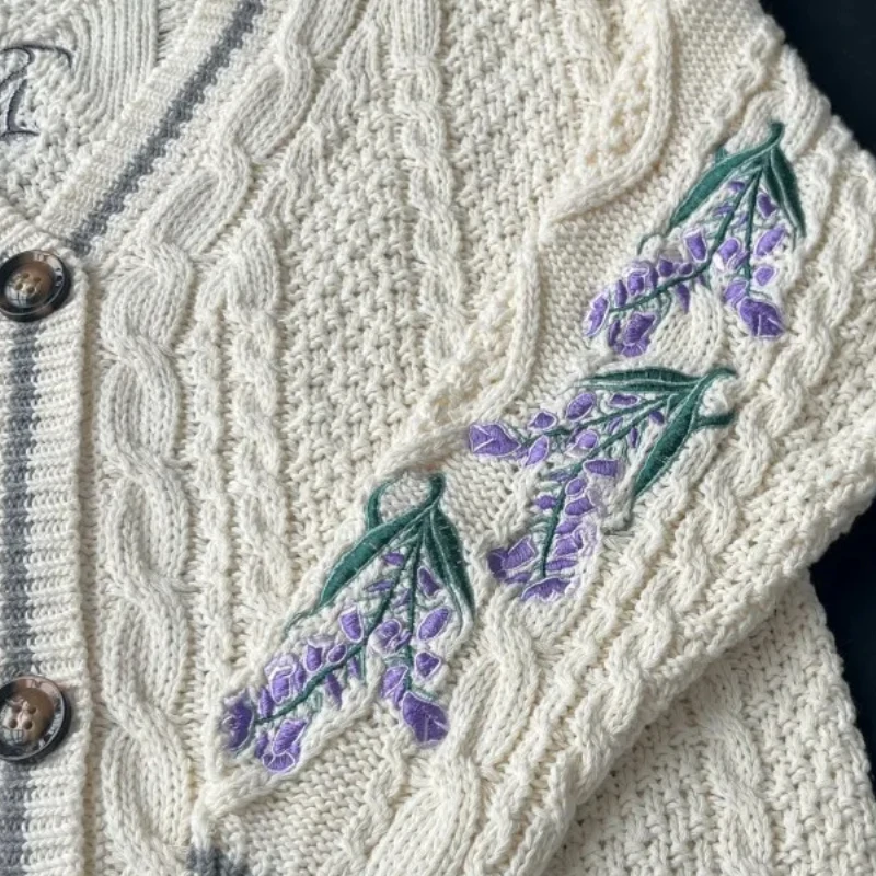 سترة نسائية لعام 2025 سترة نسائية للخريف والشتاء على شكل زهور بيج سترة نسائية محبوكة مطرزة باللون الأرجواني سترة فتاة شعبية