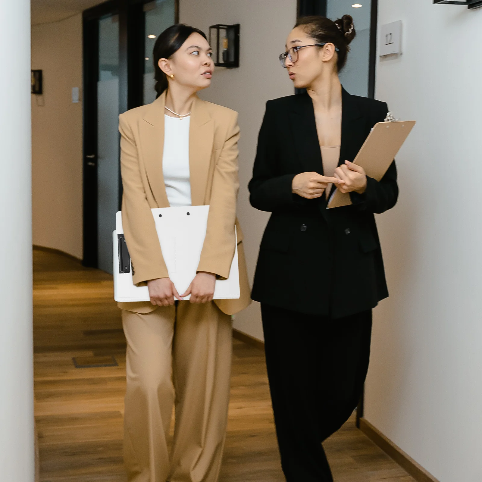 حامل مستندات بلاستيكي بمشبك مزدوج قابل للطي مقاس A4 لإدارة ورق الممرضات والممرضات