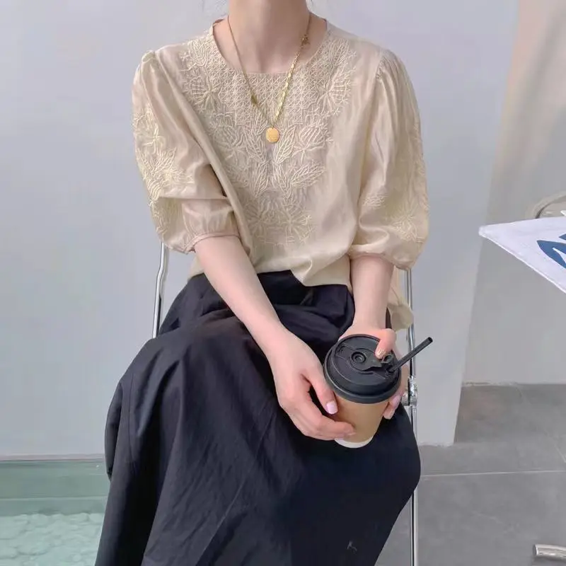 2023 New Summer Exquisite Heavy Industry Embroidery Simple Round Neck Retro Bubble Sleeves Advanced Loose Casual Commuter Shirt