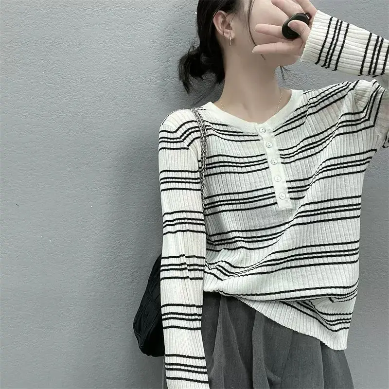 Spring Autumn Women\'s 2024 New Spliced O-Neck Button Stripe Fashion Loose Minimalist Casual All-match Knitted Long Sleeve Tops