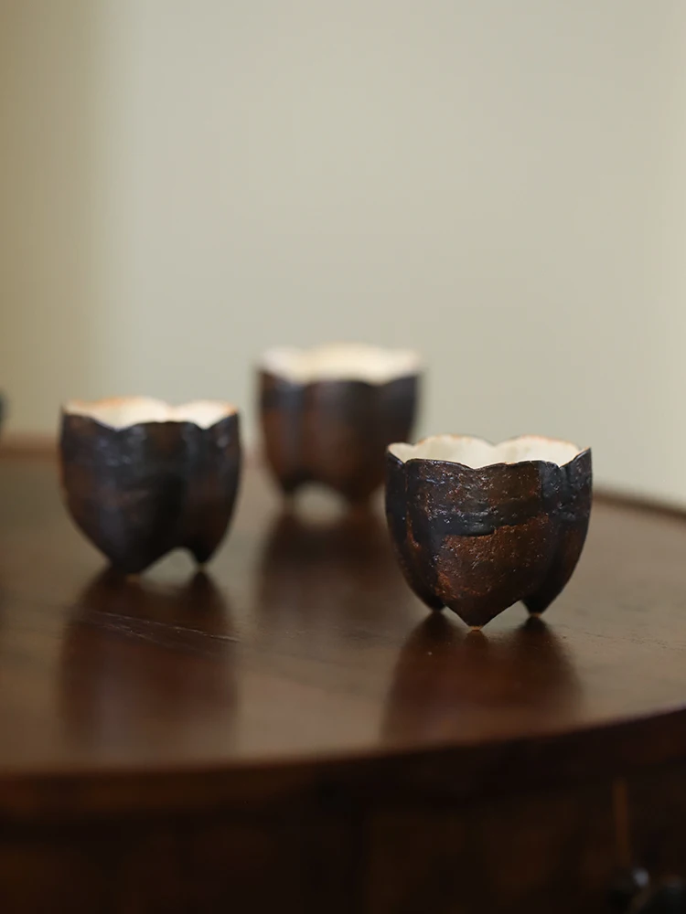 

Rust Texture Handmade Clay Flower Mouth Cup Simple Tee Leg Design Iron Glaze Wabi Sabi Owner Cup Traditional Chinese Tea Cu...