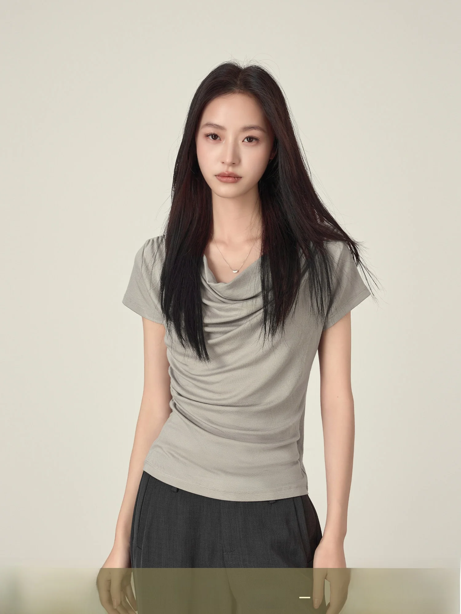 

Женская футболка Slim Fit из лиоцелла, серая, с коротким рукавом, летняя, новый стиль, повседневная, универсальный размер, дизайн для невысоких, с утонченным стилем