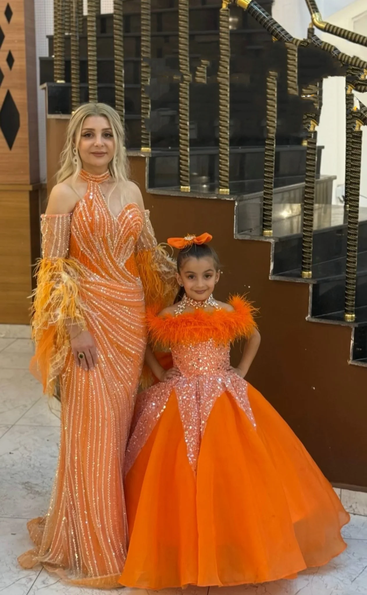 Abiti da festa di compleanno per ragazze con piume arancioni Abiti da ragazza di fiori in cristallo personalizzati per abiti da spettacolo per neonate da matrimonio