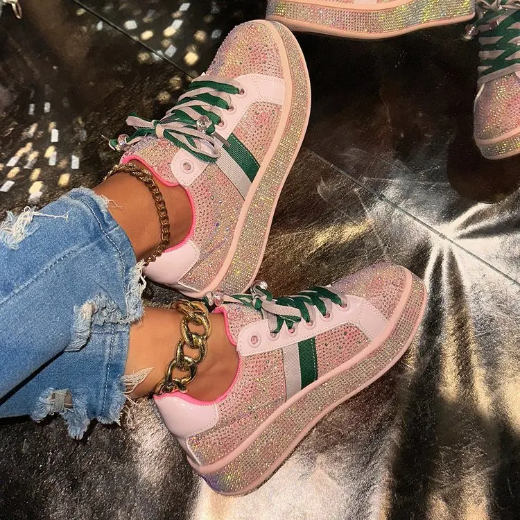 Scarpe sportive casual da donna in stile europeo con suola spessa di diamanti 2025 primavera nuove scarpe mocassini ricamate abbinate ai colori