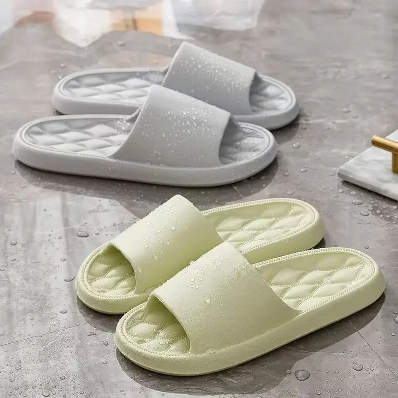 جديد 2025 النعال داخلي المنزل استخدام المضادة للانزلاق الحمام الاستحمام إيفا النعال باردة الرجال النساء الصيف الإحساس أحذية مقاومة للانزلاق