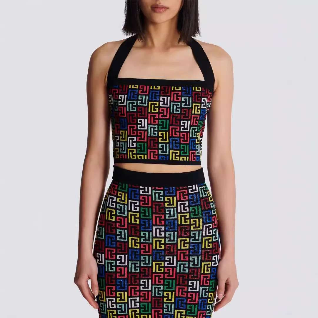 

Женский комплект: топ с ярким жаккардовым узором и мини-юбка. Модный, сексуальный наряд для вечеринок, отпуска, выступлений и торжественных мероприятий.