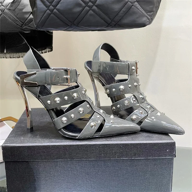 Sandalias romanas con remaches de estilo Punk para mujer, zapatos de cuero con hebilla ahuecada puntiaguda, de 10cm tacones altos, tacones finos de Metal, moda