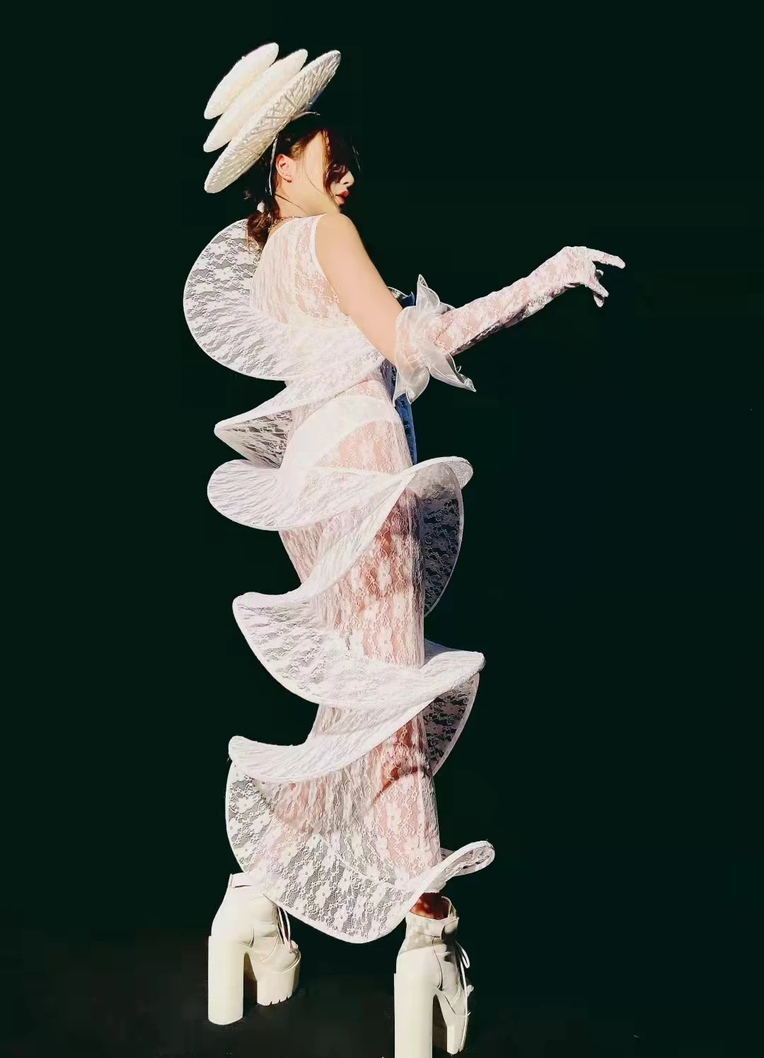 فستان نسائي من الدانتيل الأبيض بتلات شفافة أداء مبالغ فيه سحب الملكة زي المغني بار الحفل نموذج المنصة ملابس المسرح