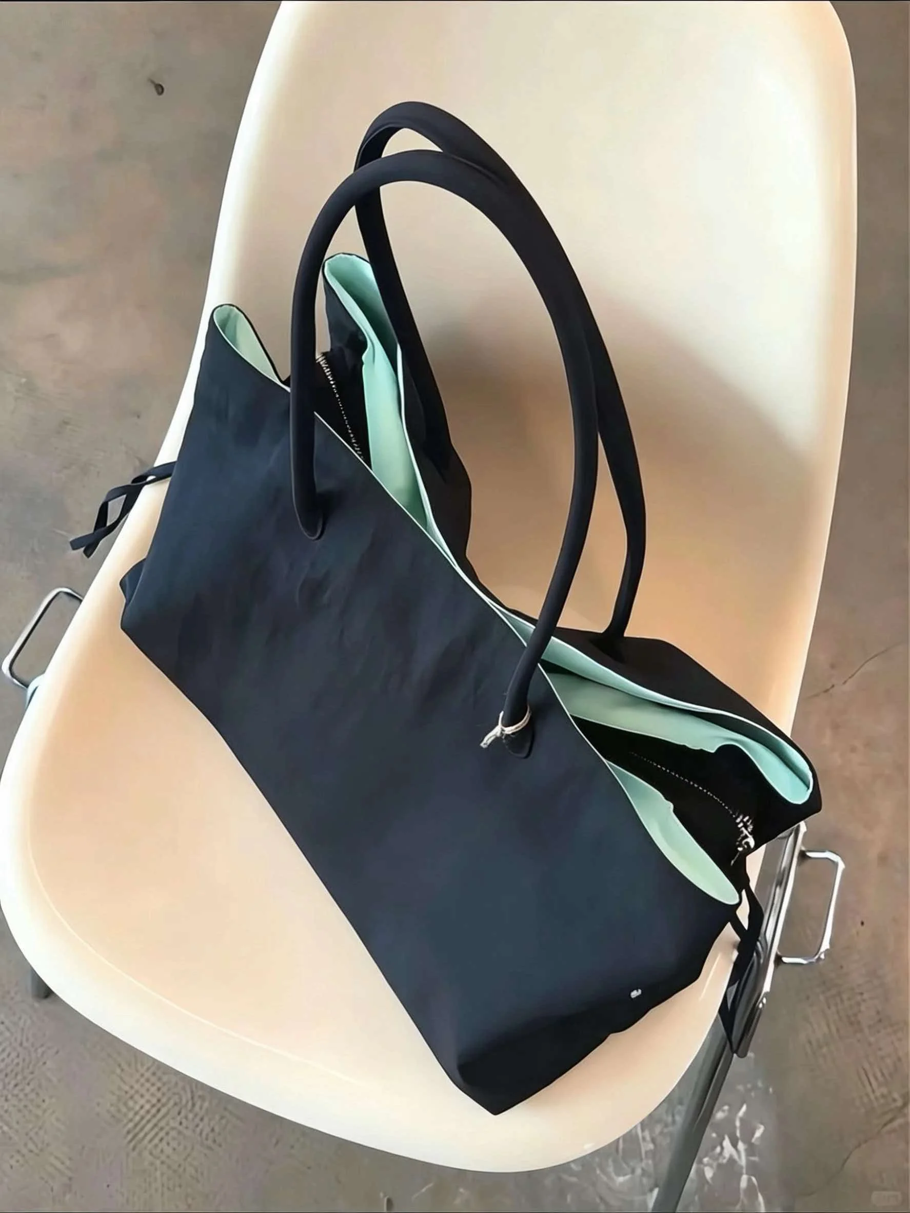 Minimalist Large Capacity Tote Bag, Nylon Waterproof Computer Fitness Bag, Men's and Women's Portable Shoulder Bag