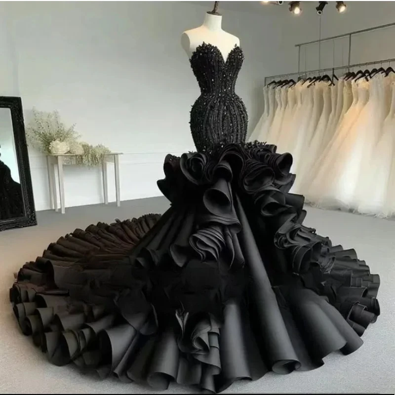 Maßgeschneiderte sexy schwarze Brautkleider im Fishtail-Stil mit herzförmigem Ausschnitt, Perlen, Pailletten, Rüschen und mehrlagigem Schleppe-Design