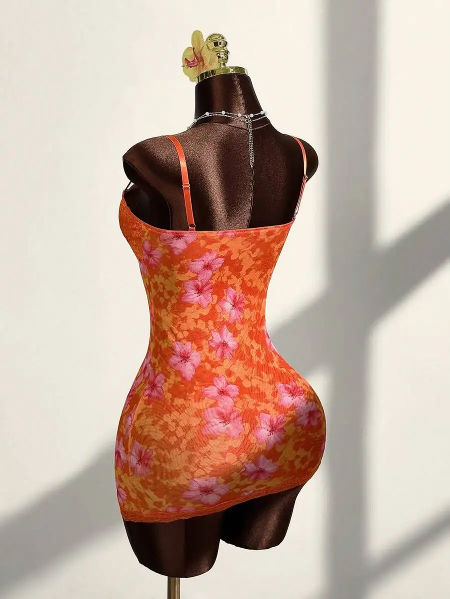 Vestido Mini Bodycon Laranja com Renda Floral, Detalhes em Tule e Laço