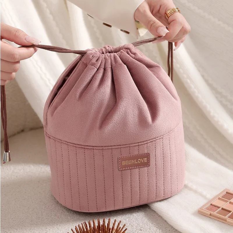 Autumn and winter new Dutch velvet pocket leather label version travel makeup storage bag lazy makeup bag large capacity