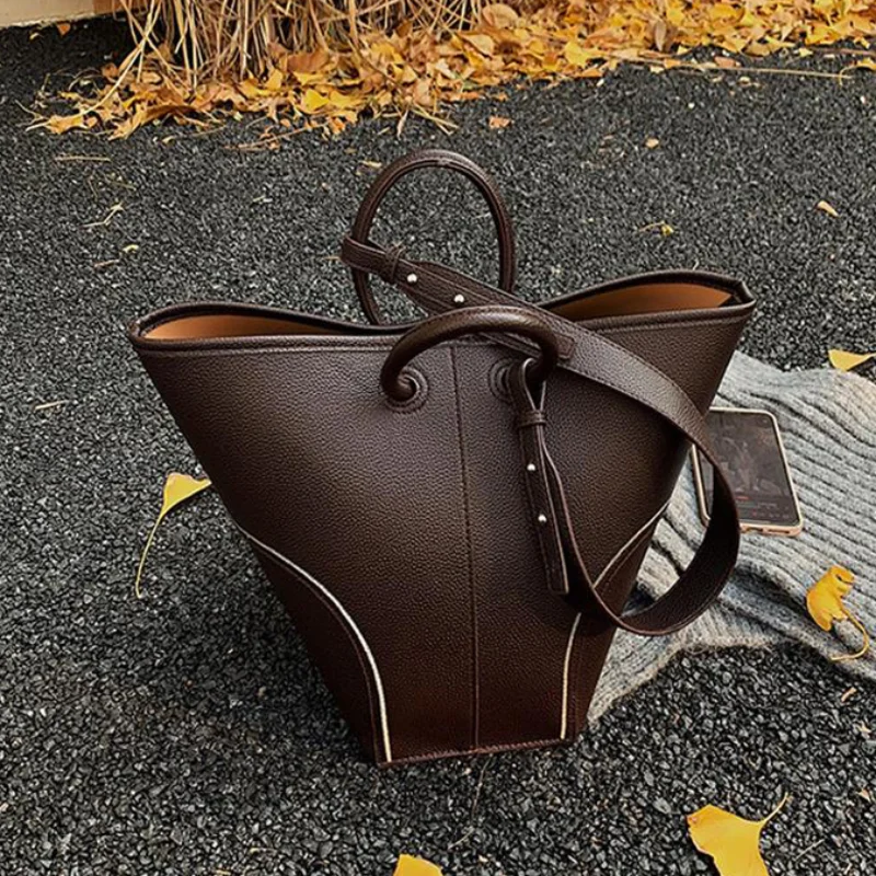 

High-end Women's Shoulder Bag European American Niche Basket Bag New Large Capacity Hand-held Water Bucket Bag Soft Mommy Bag