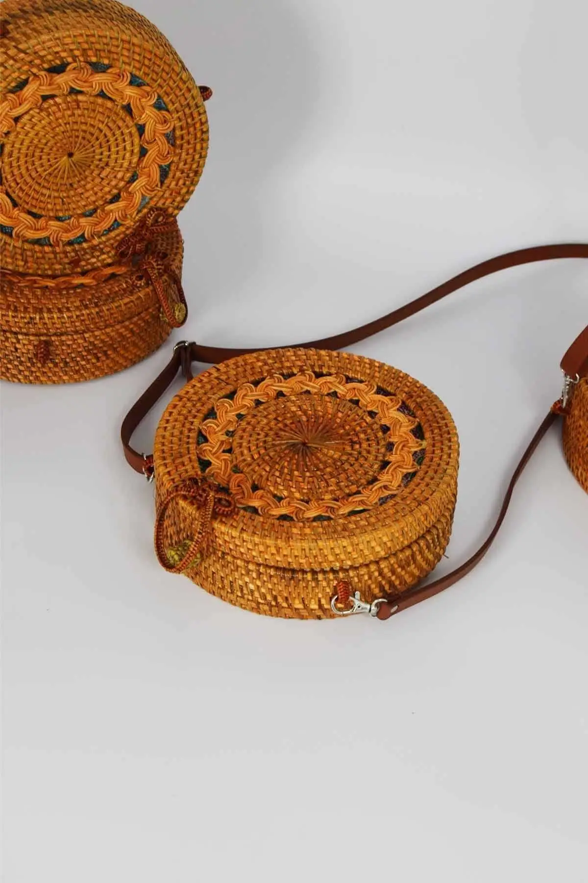 Women's Handmade Straw Bag with Round Pattern