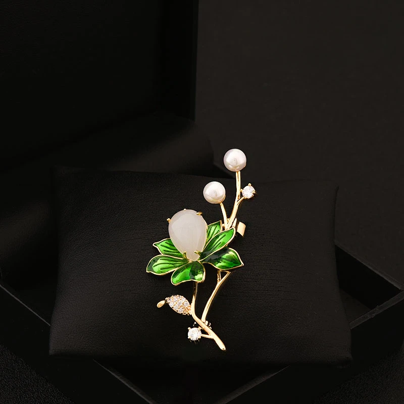 

High-Grade Lotus Flower Brooch Women Elegant Cheongsam Corsage Neckline Decorative Suit Jacket Exquisite Pin Pearl Jewelry 6129