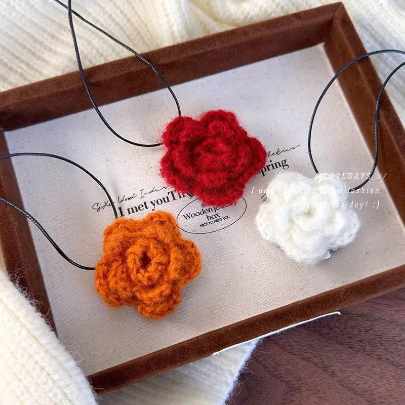 Portable Touch Up Mirror Knit Wool Flower Mirror Necklace For Women Fall Winter Long Decorative Sweater Chain Daily Party Use