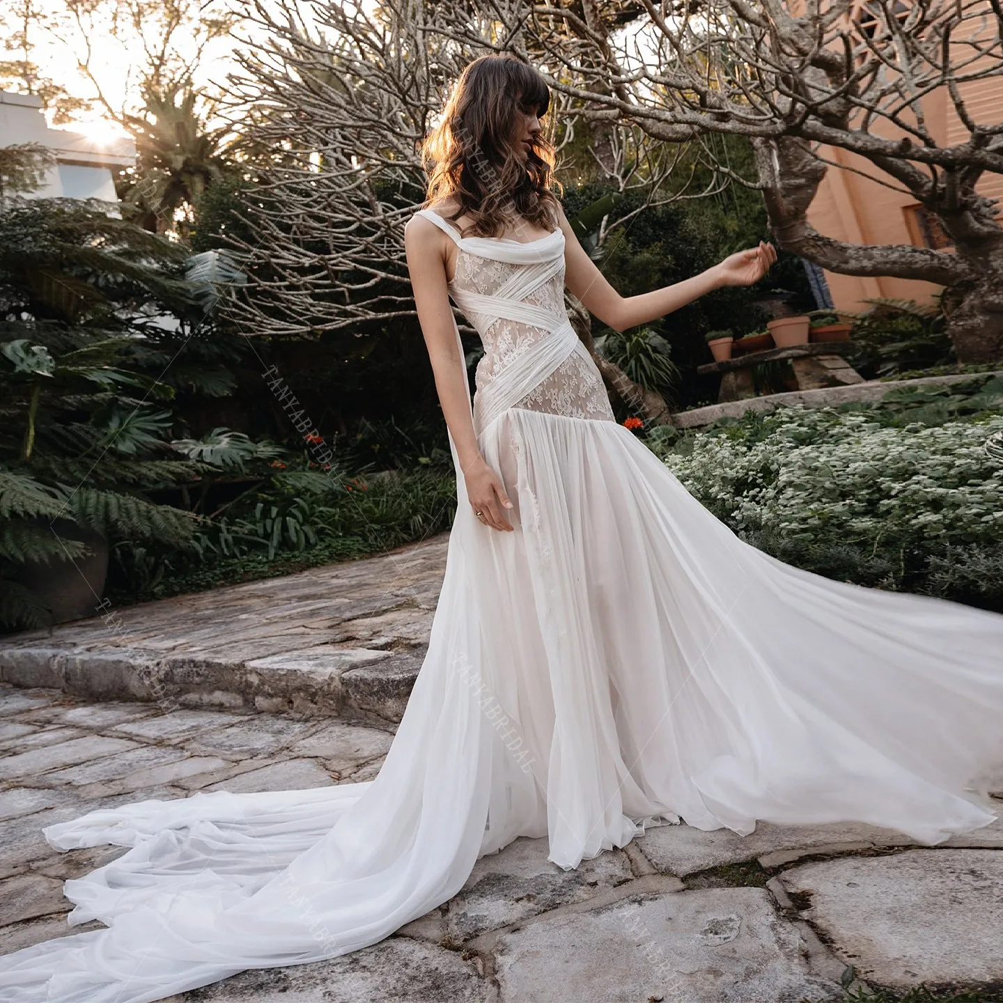Abito da sposa romantico in pizzo e chiffon Abito da sposa sexy con spacco laterale alto senza maniche Abito da sposa alla moda con strascico a linea
