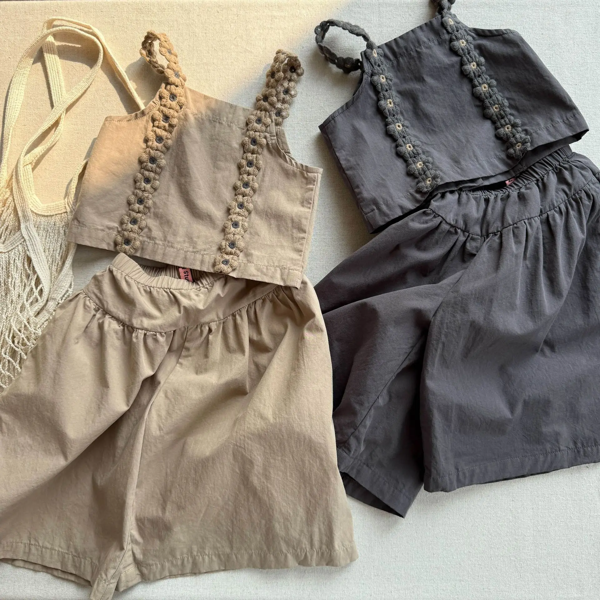 Conjunto de ropa sin mangas para niñas, chaleco con tirantes de flores y pantalones, traje de 2 uds., trajes para bebés, novedad de verano 2025