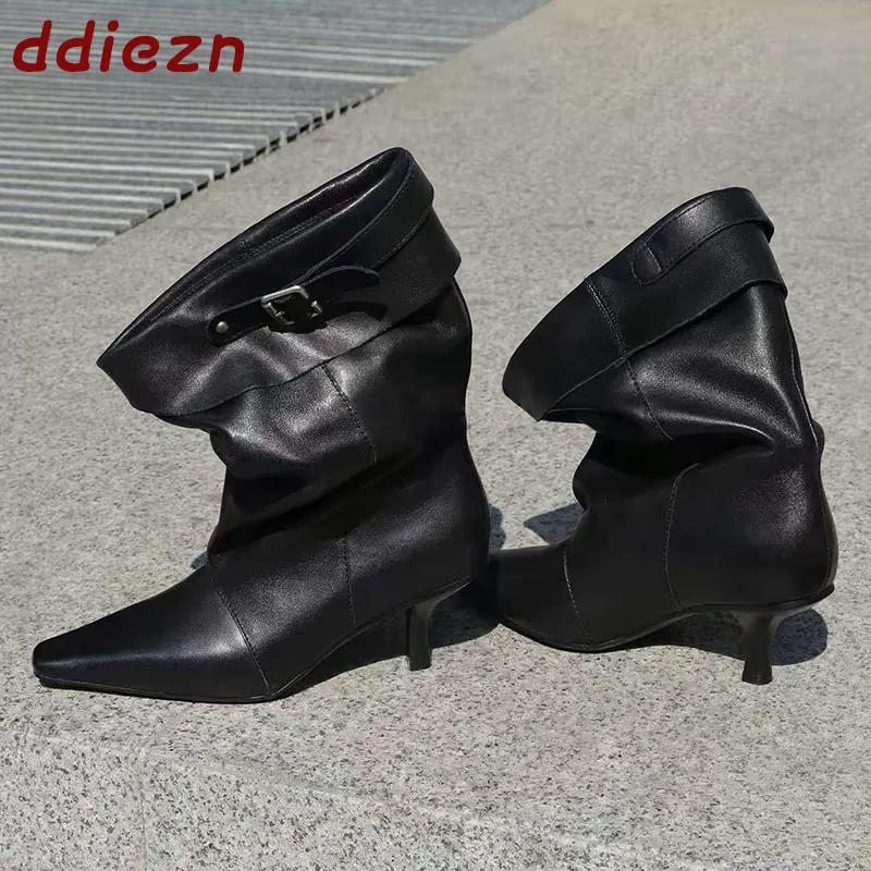 Neue modische spitze Damen-Stiefeletten, moderne Damen-Schuhe mit niedrigem Absatz, neue Damen-Kurzstiefeletten, Slip-On-Schuhe