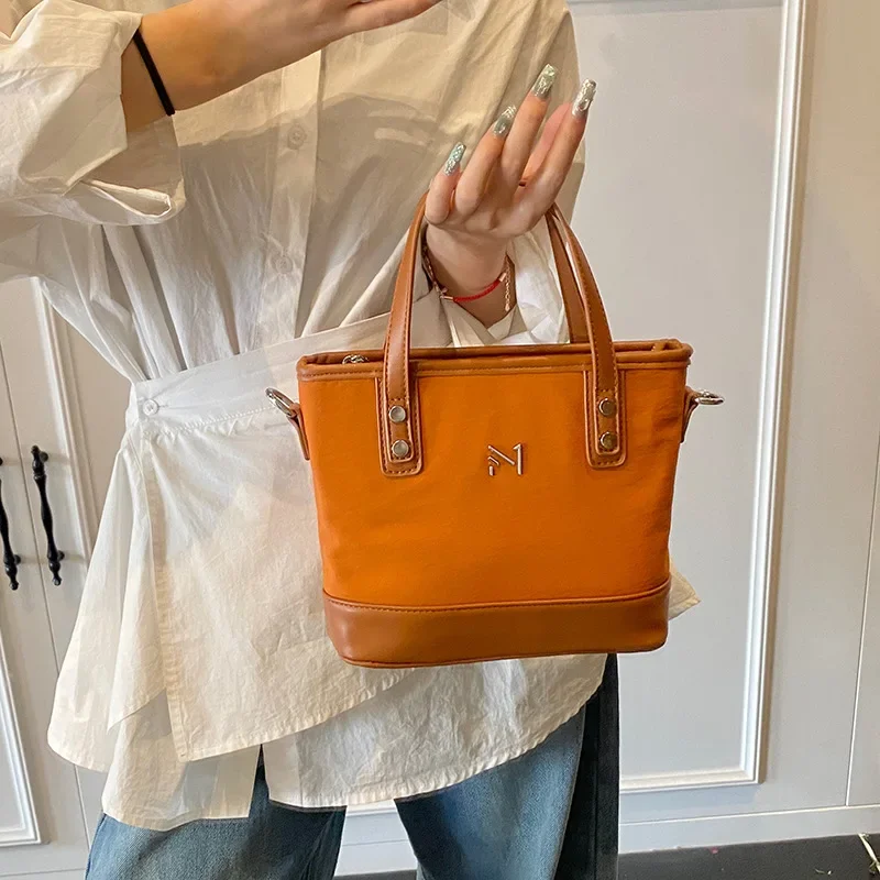 

2025 Spring New Women's Retro Tote Bag - Casual and Versatile, Large-capacity, High-end Simple Fashion Shoulder Bag