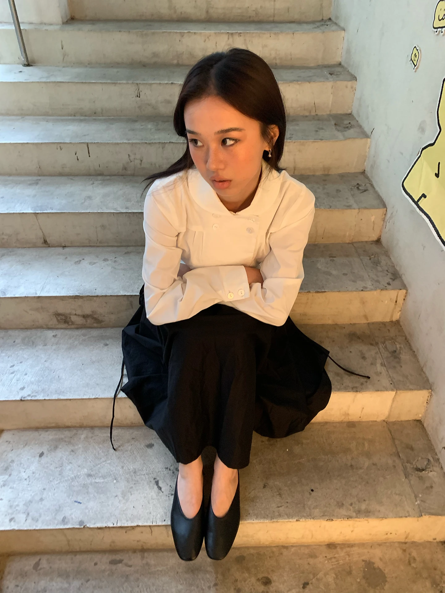 قميص أبيض بياقة أطفال من Peachy Don وأكمام طويلة، قميص مرن للتخسيس