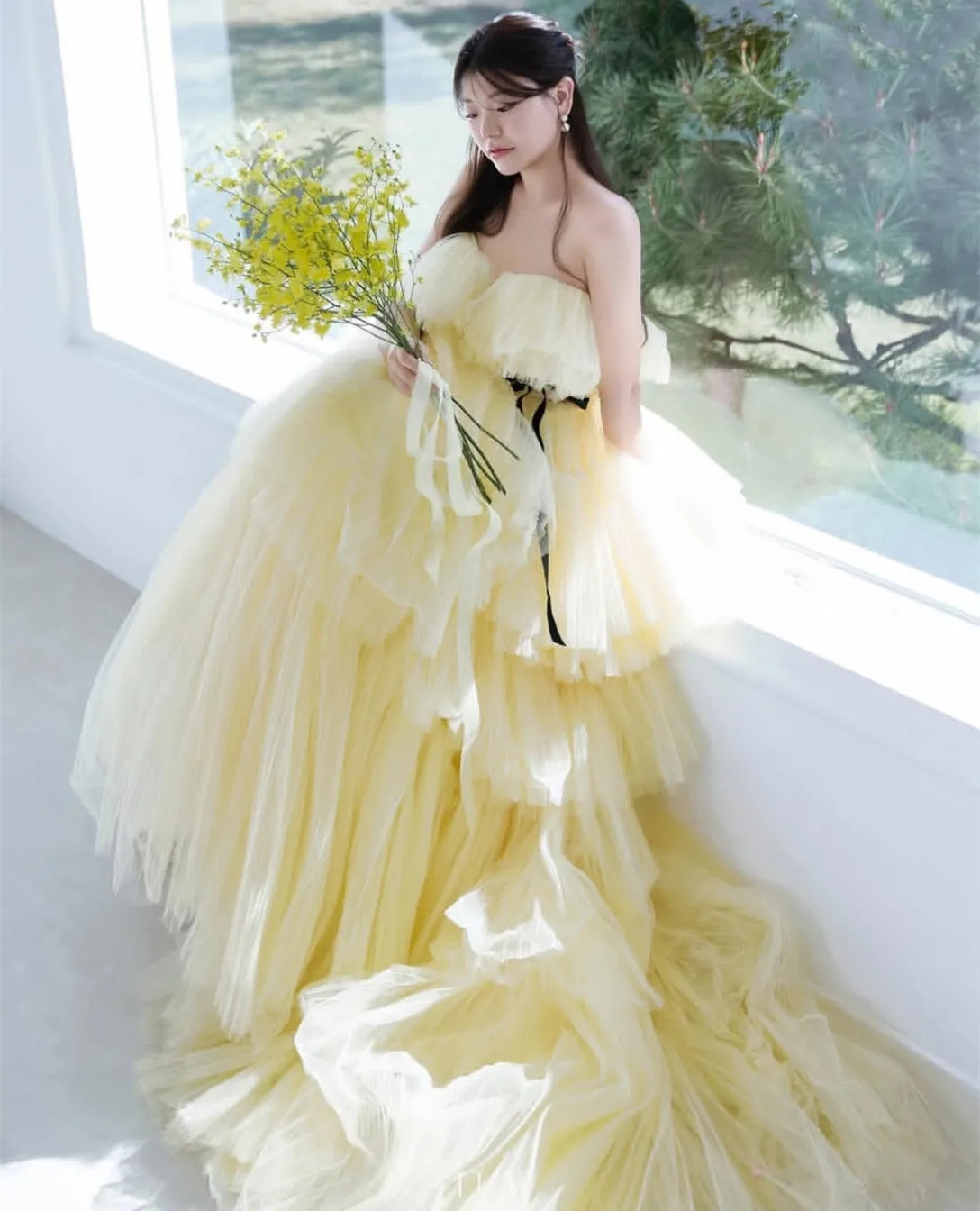 Abiti da sposa lunghi in tulle senza spalline personalizzati Abiti da cerimonia con strascico a pieghe a strati coreani con volant a trapezio