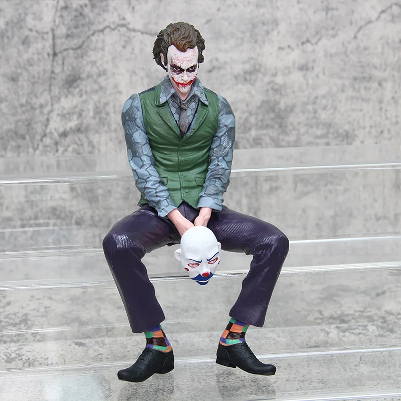 Figura De Heath Ledger (Joker) Con Máscara Y Posado Sentado: Pieza De Colección De 24 Cm Para Fans Del Cine