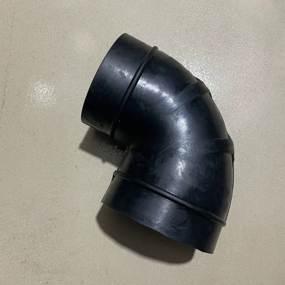 

71142273-813236 Аксессуары для воздушного компрессора SA60 Колено резиновое соединение 100 л.с. Применимо