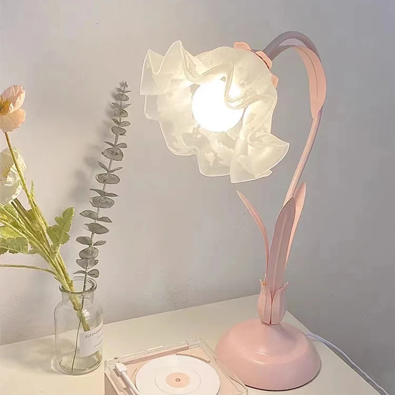 

Retro Bedside Floor Lamp Romantic Girl Bedroom American Countryside Flower Room Decoration Eye Protection Atmosphere Desk Lights