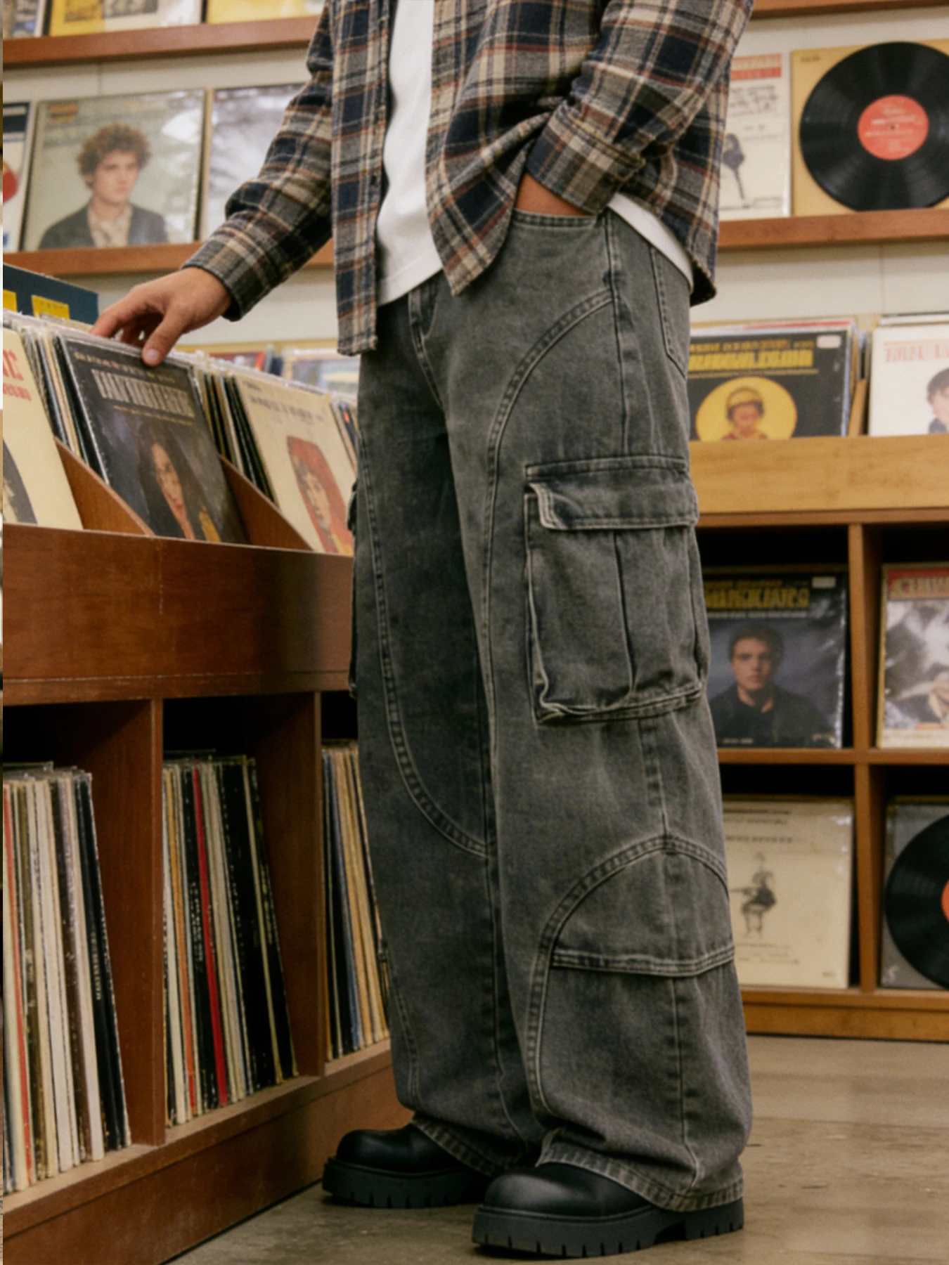 

American retro distressed gray workwear wide-leg jeans for men, multi-pocket functional style with prominent stitching design