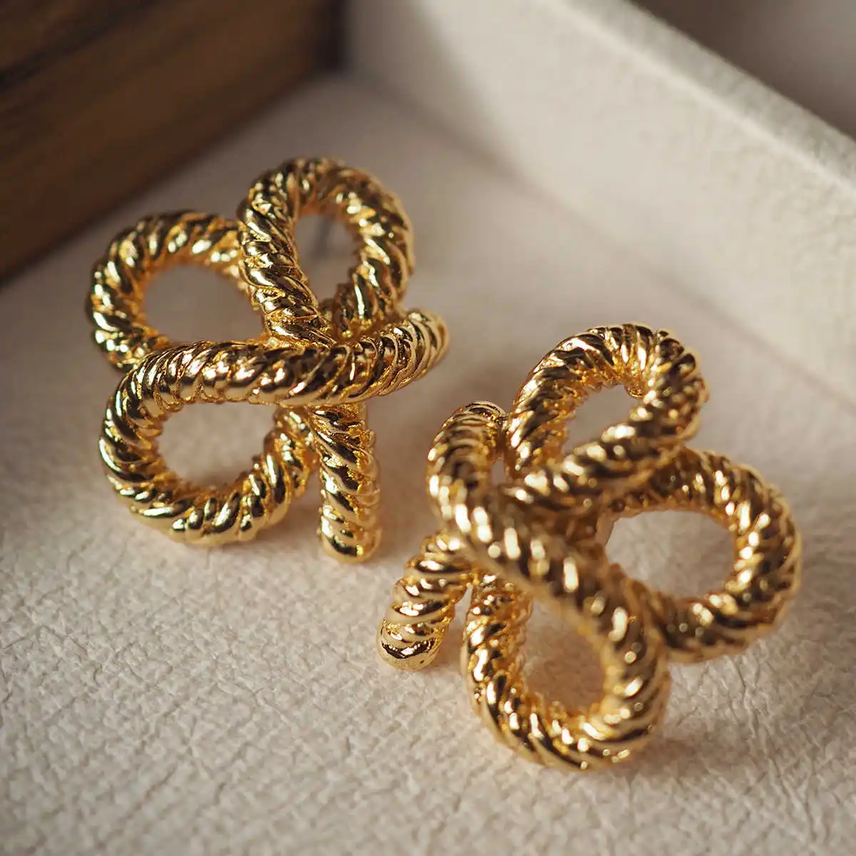 

Fashion French Vintage Brass 18K Gold Plated Bow Earrings Woman High Quality Charm Jewelry Gift Jewelry Trend