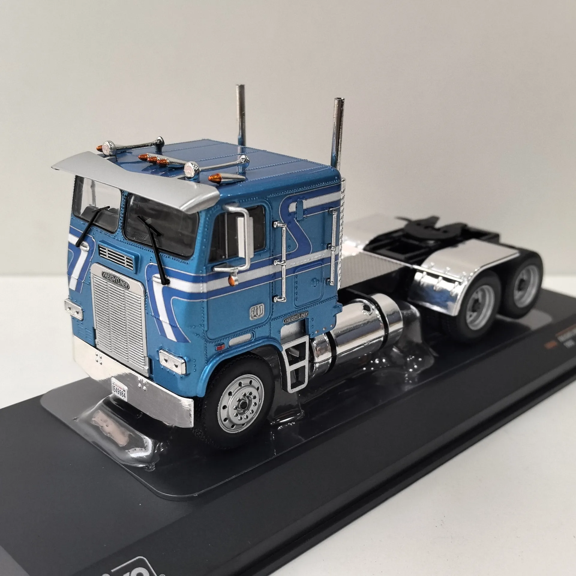 Caja agrietada Diecast IXO 1:43 escala FREIGHTLINER FLA 1993 Freightliner camión americano Tractor cabeza aleación juguete para regalo coleccionable