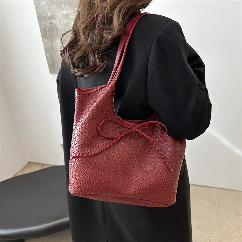 

The 2025 New Large-capacity Portable Tote Bag, A Simple and Casual Underarm Women's Bag, and A Women's Commuting Bag
