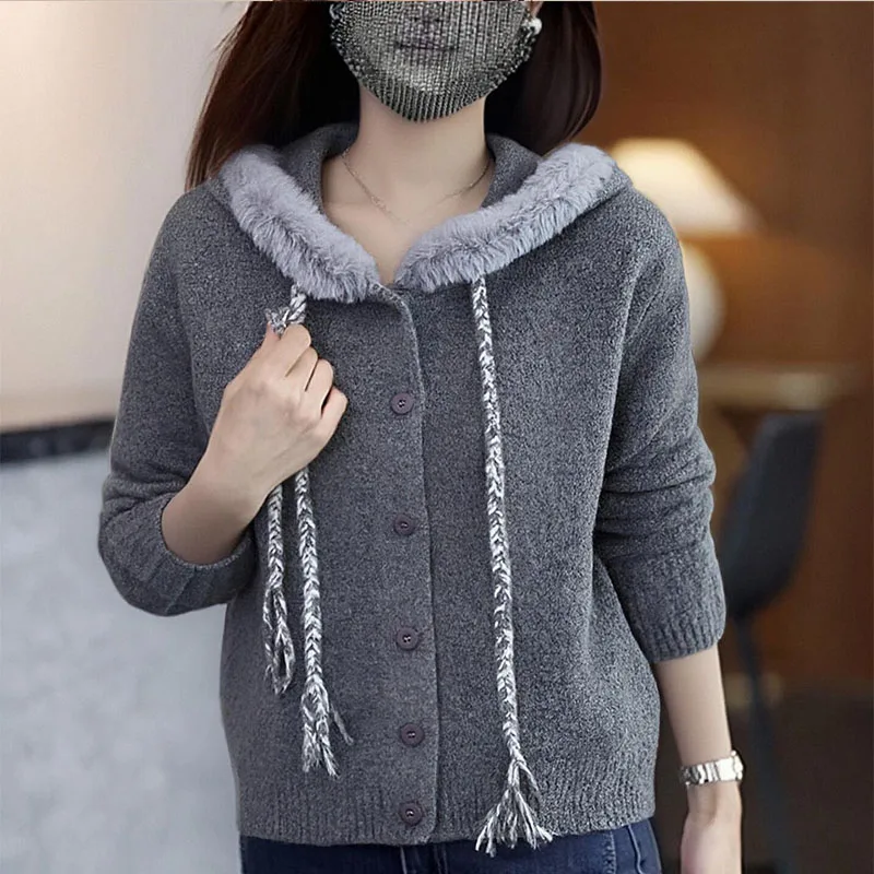 سترة نسائية محبوكة جديدة لشتاء 2025 بقلنسوة من القطيفة ورباط وشرابة #3