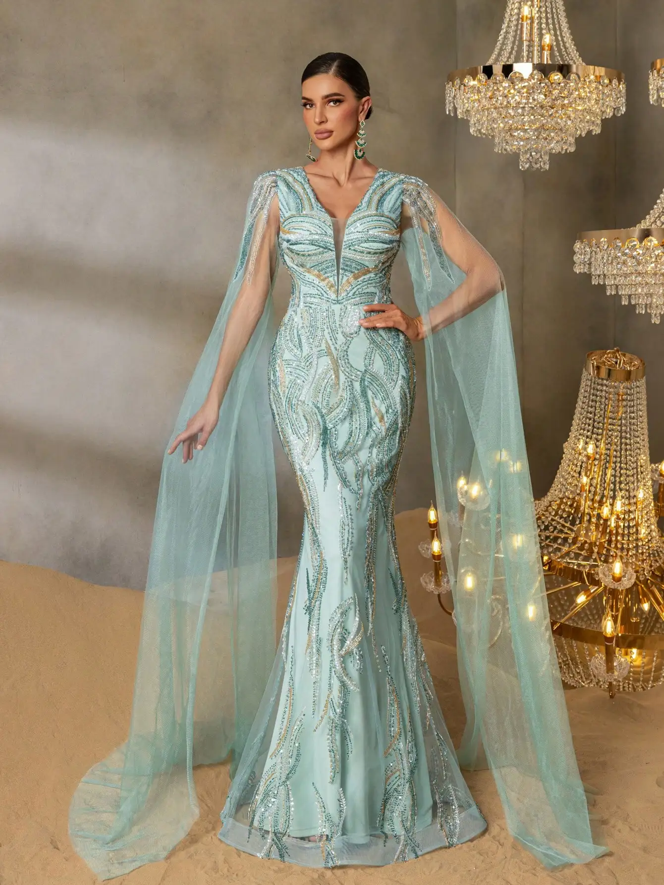 Opulentes, perlenbesetztes Abendkleid mit V-Ausschnitt, bodenlangen transparenten Ärmeln, Meerjungfrau-Silhouette und dramatischer Schleppe